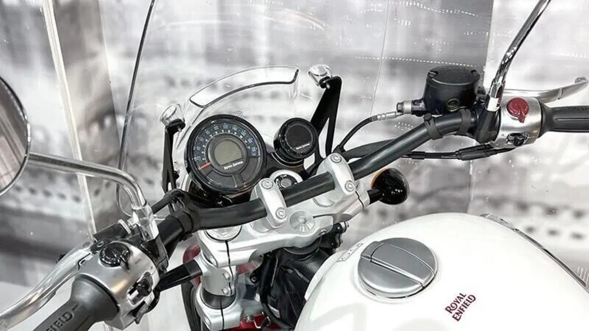 Royal Enfield Super Meteor 650 (2023 - 26)  (6)