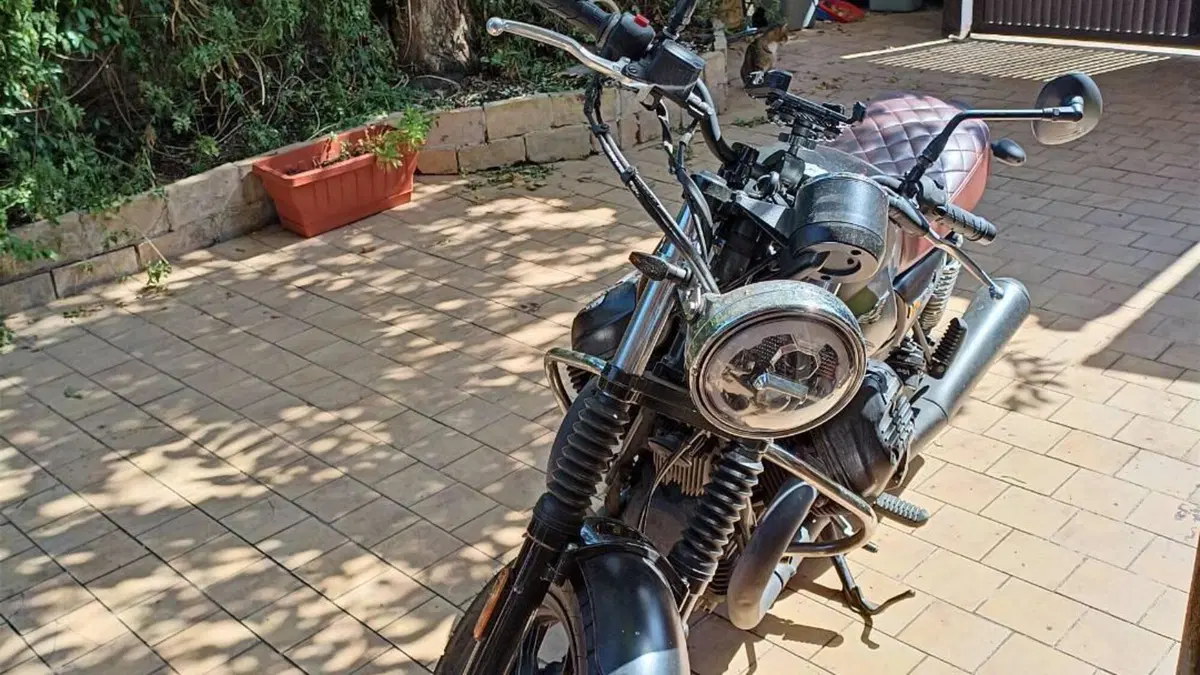 Moto Guzzi V7 III Stone (2017 - 20)  (2)
