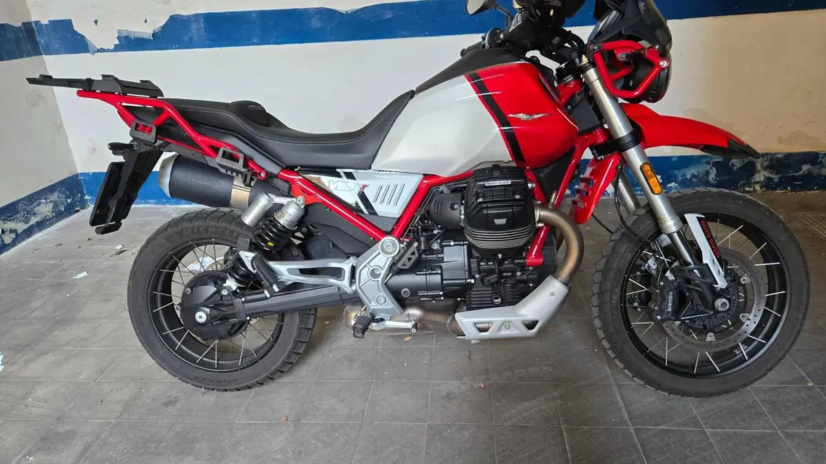 Moto Guzzi V85 TT Evocative Graphics (2021 - 23) 