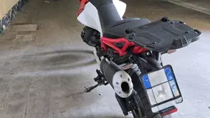 Moto Guzzi V85 TT Evocative Graphics (2021 - 23)  (2)