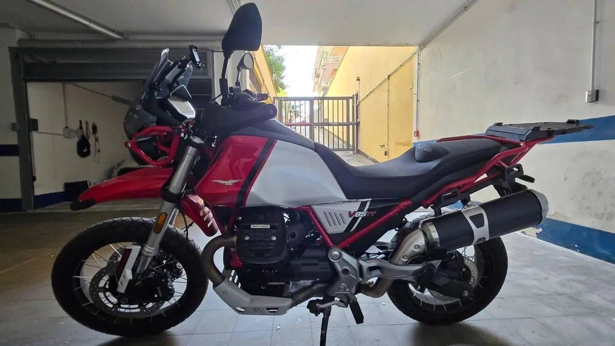 Moto Guzzi V85 TT Evocative Graphics (2021 - 23)  (3)