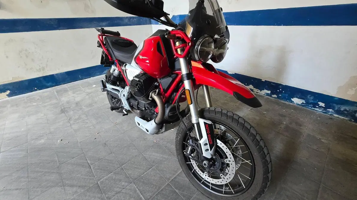 Moto Guzzi V85 TT Evocative Graphics (2021 - 23)  (5)