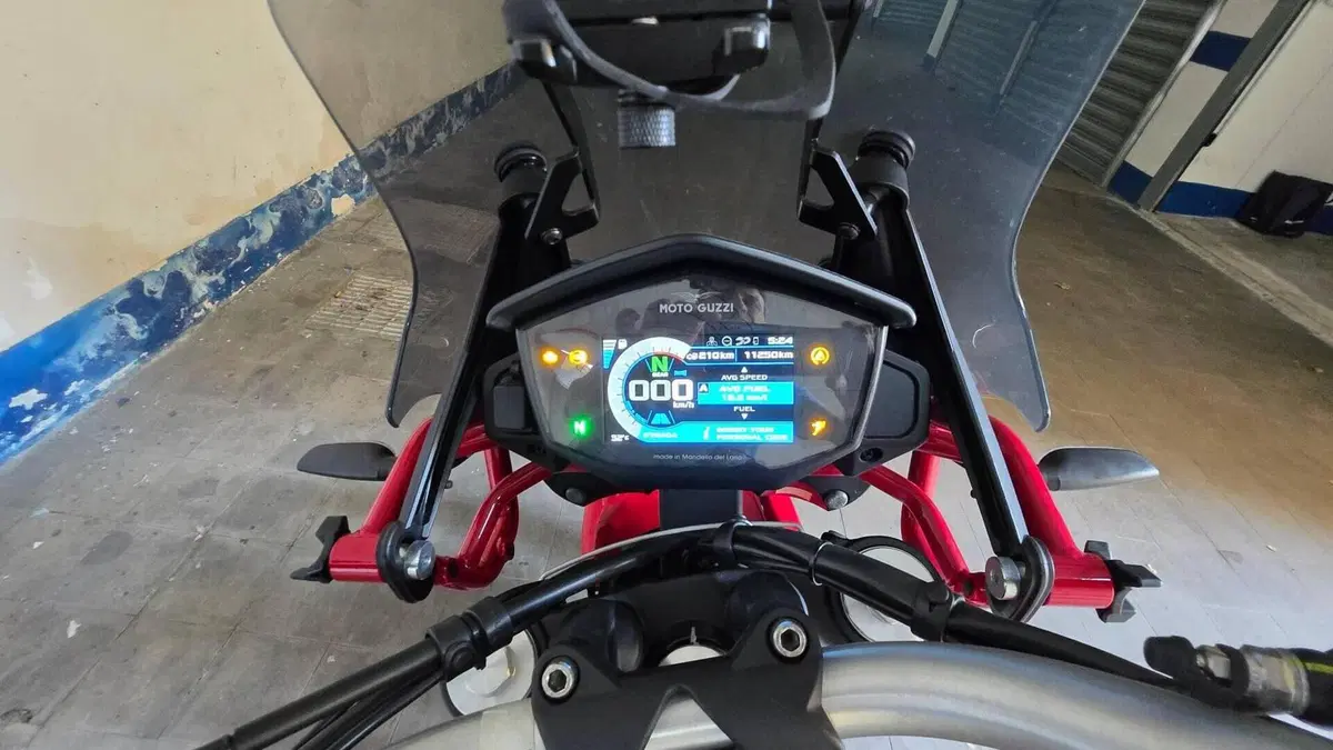 Moto Guzzi V85 TT Evocative Graphics (2021 - 23)  (6)