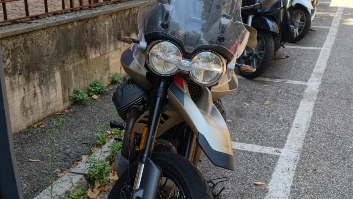 Moto Guzzi V85 TT Travel (2024 - 26)  (2)
