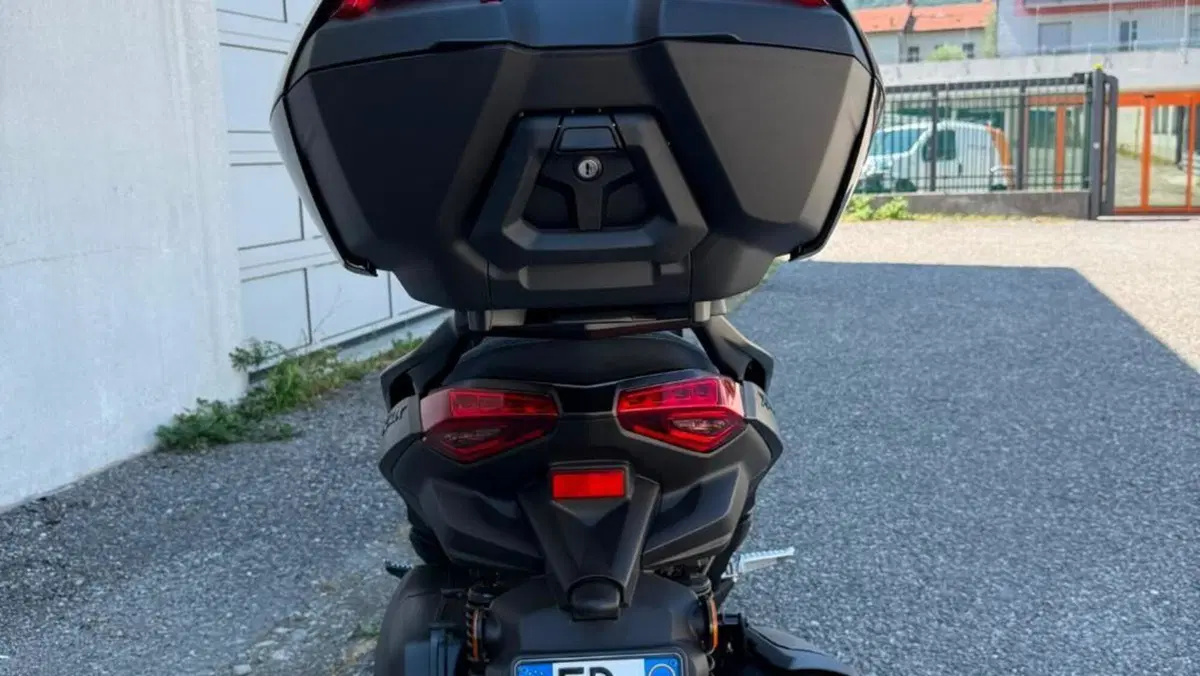 Yamaha X-Max 300 Tech Max (2025 - 26)  (3)