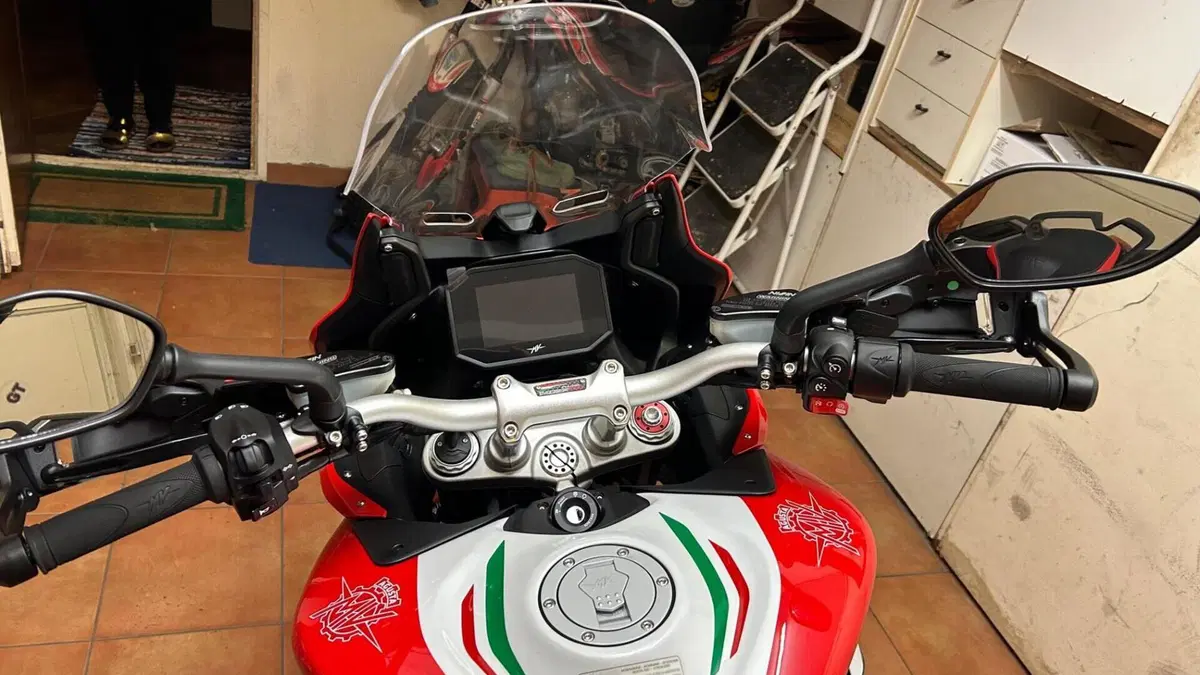 MV Agusta Turismo Veloce 800 RC SCS (2022 - 26)  (2)