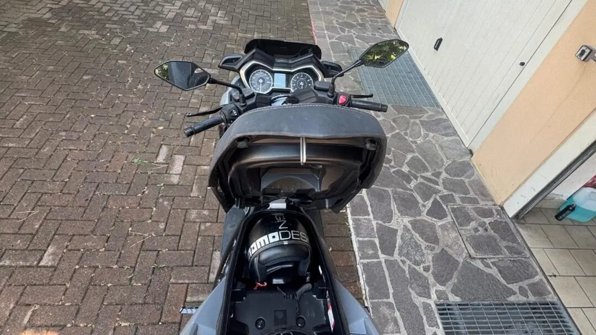 Yamaha X-Max 400 Tech Max (2020)  (4)
