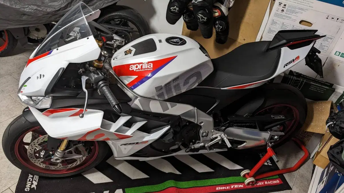 Aprilia RSV4 1100 Factory Speed White (2023 - 24)  (4)