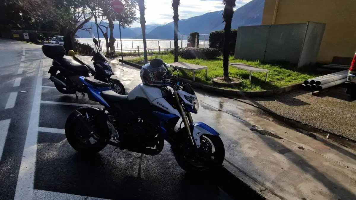 Suzuki GSR 750 (2010 - 15)  (3)