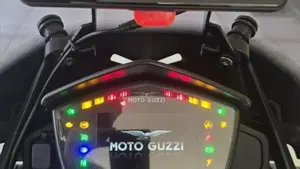 Moto Guzzi V85 TT (2021 - 23)  (7)