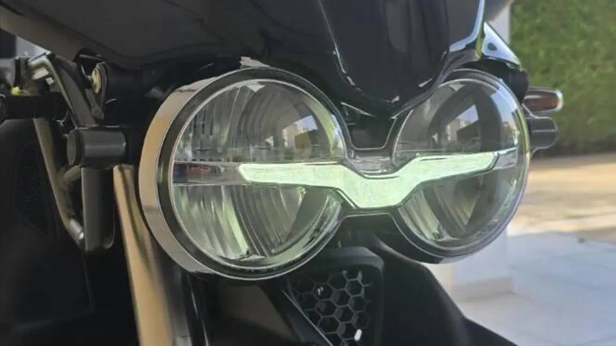 Moto Guzzi V85 TT (2021 - 23)  (9)