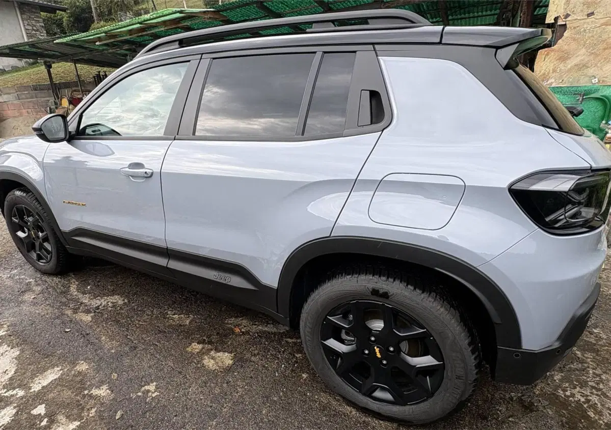 Jeep Avenger 1.2 turbo e-hybrid mhev The North Face 4xe 145cv edct6 (2)