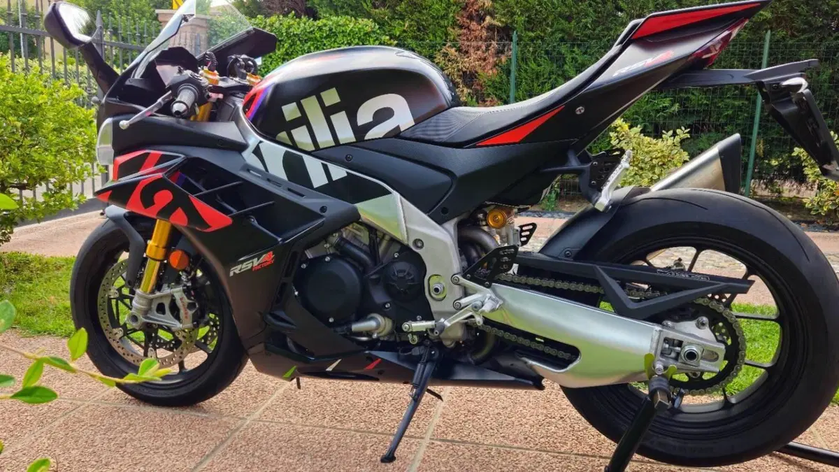 Aprilia RSV4 1100 Factory (2021 - 24)  (2)