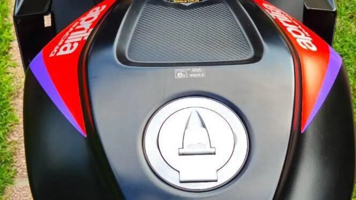 Aprilia RSV4 1100 Factory (2021 - 24)  (5)