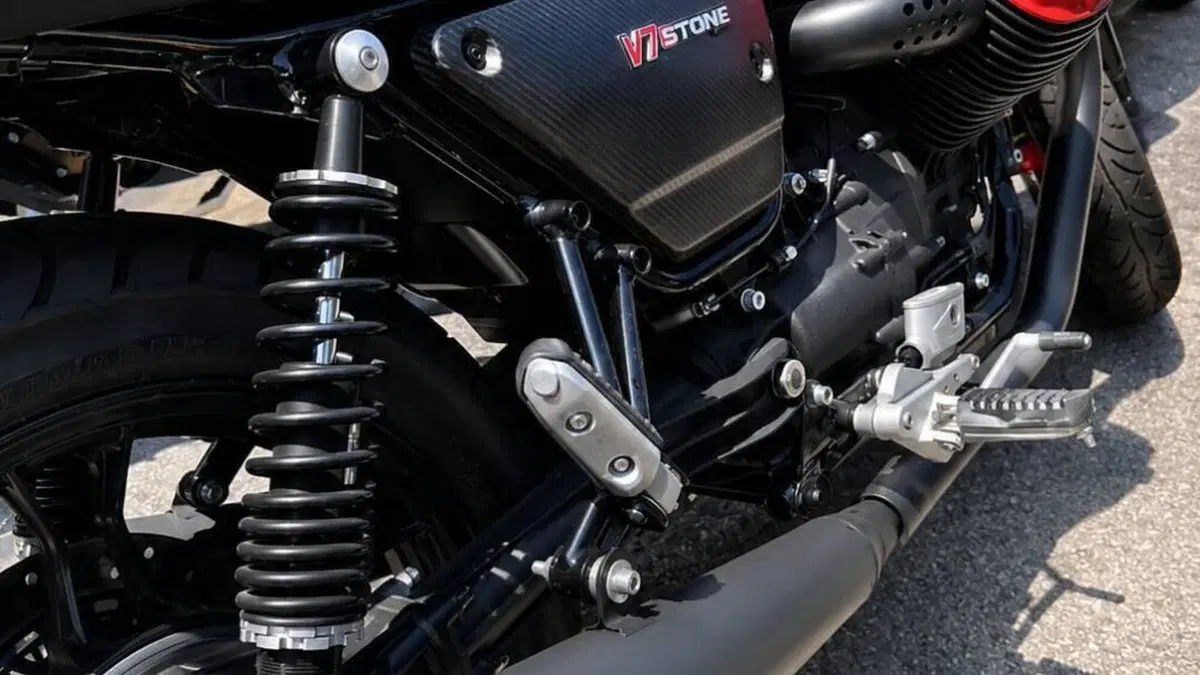 Moto Guzzi V7 III Carbon (2018 - 20)  (2)