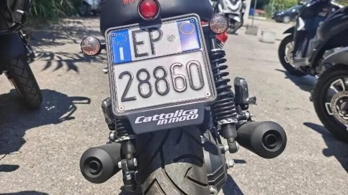 Moto Guzzi V7 III Carbon (2018 - 20)  (3)