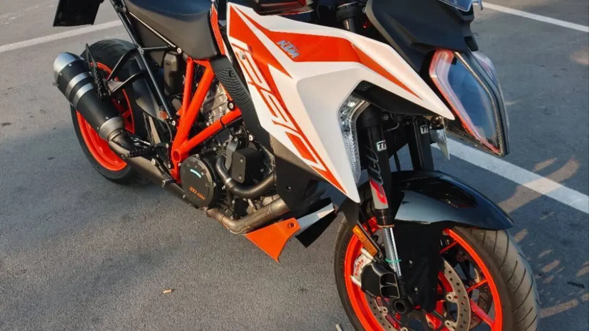 KTM 1290 Super Duke GT (2021)  (2)