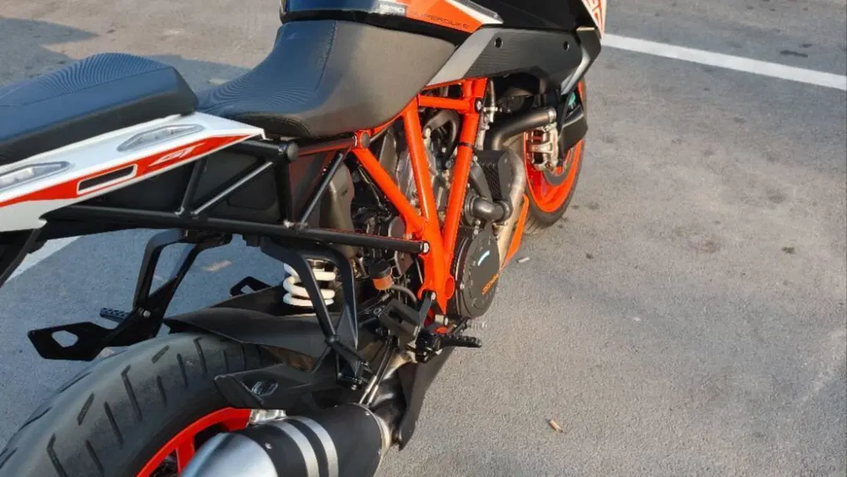 KTM 1290 Super Duke GT (2021)  (3)