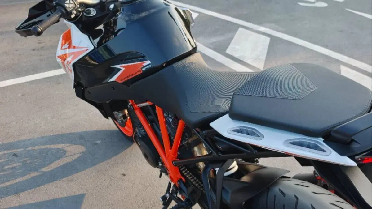 KTM 1290 Super Duke GT (2021)  (4)