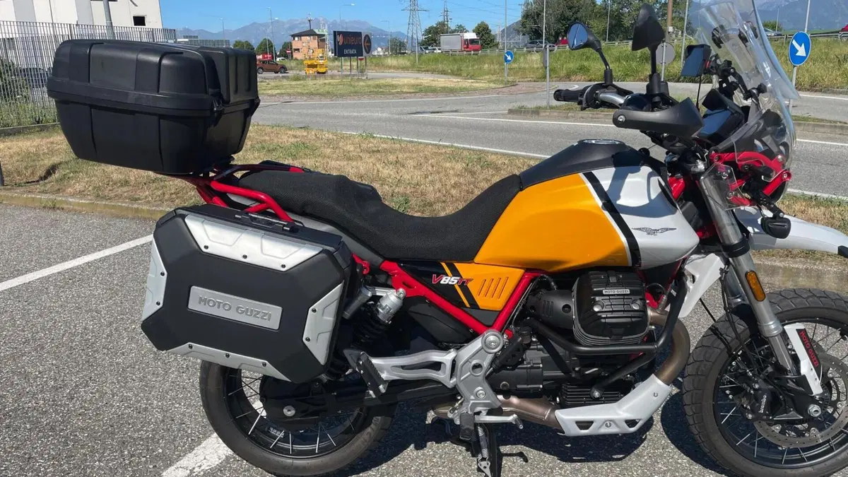 Moto Guzzi V85 TT Evocative Graphics (2021 - 23) 