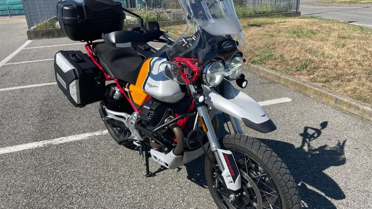 Moto Guzzi V85 TT Evocative Graphics (2021 - 23)  (5)