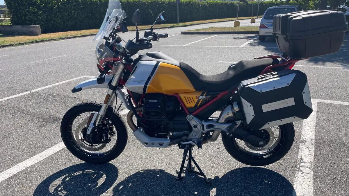 Moto Guzzi V85 TT Evocative Graphics (2021 - 23)  (2)