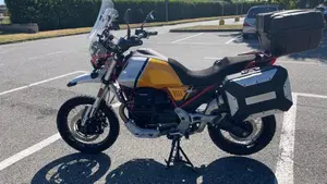 Moto Guzzi V85 TT Evocative Graphics (2021 - 23)  (2)