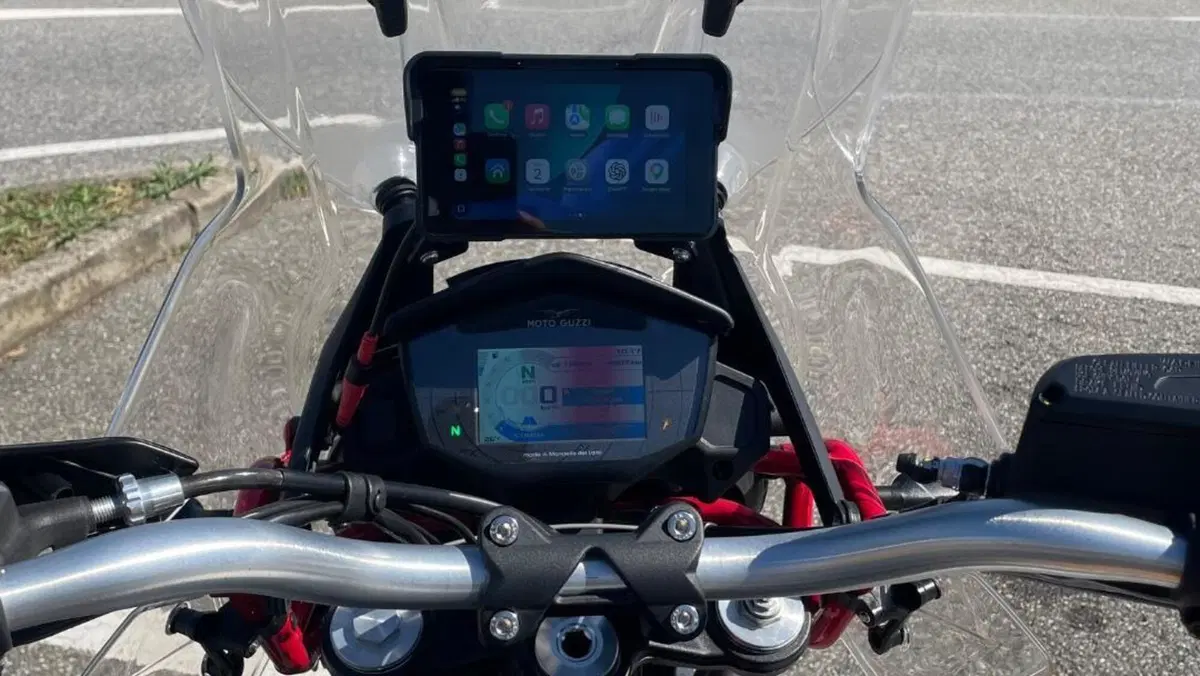 Moto Guzzi V85 TT Evocative Graphics (2021 - 23)  (7)
