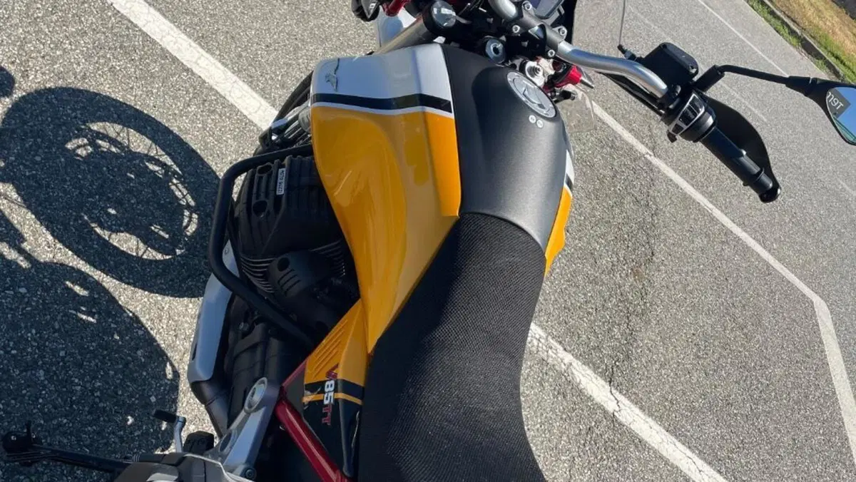 Moto Guzzi V85 TT Evocative Graphics (2021 - 23)  (8)