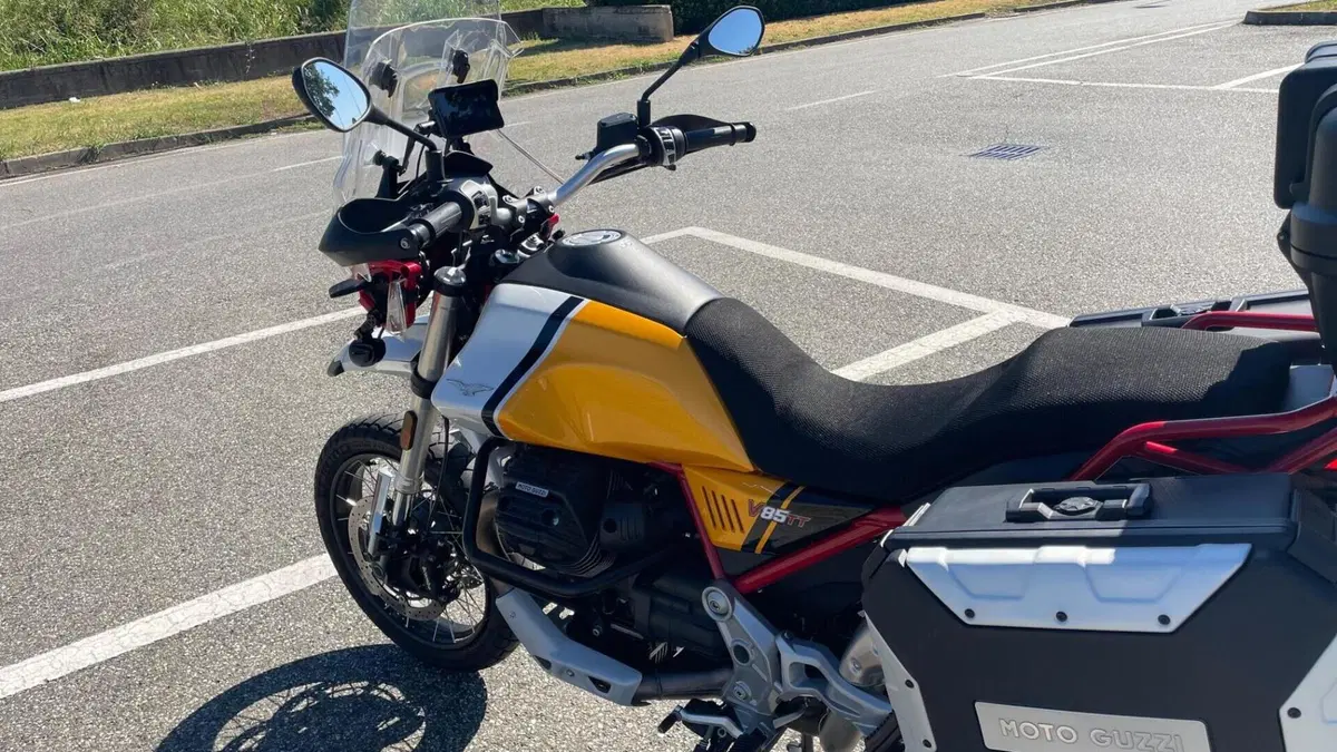 Moto Guzzi V85 TT Evocative Graphics (2021 - 23)  (9)