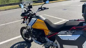 Moto Guzzi V85 TT Evocative Graphics (2021 - 23)  (9)
