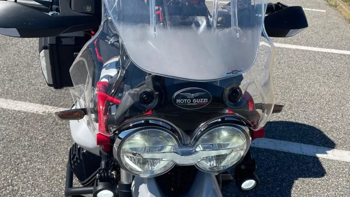 Moto Guzzi V85 TT Evocative Graphics (2021 - 23)  (10)