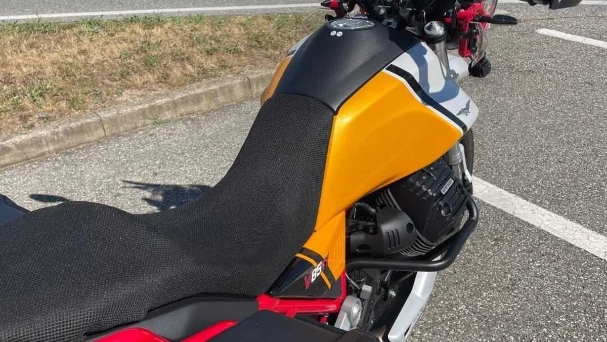 Moto Guzzi V85 TT Evocative Graphics (2021 - 23)  (11)