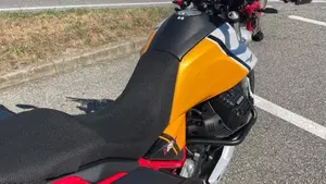 Moto Guzzi V85 TT Evocative Graphics (2021 - 23)  (11)