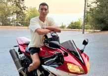 MotoGP 2026. Toprak Razgatlioglu commuove il web: in sella alla storica Yamaha R1 del papà Arif