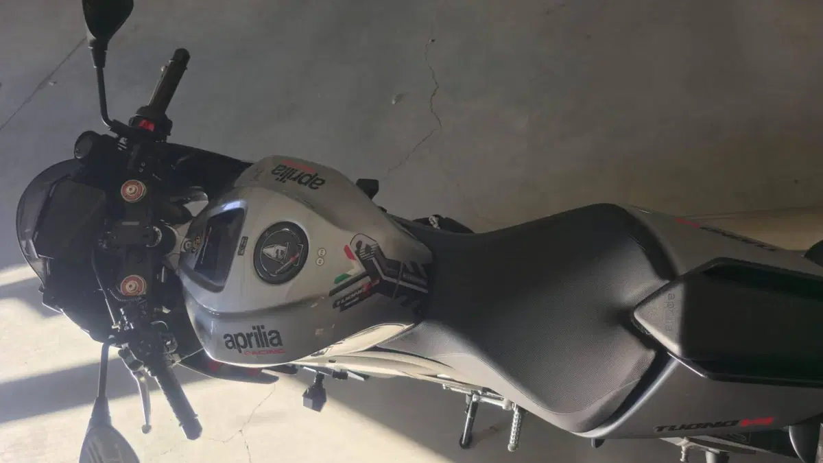 Aprilia Tuono V4 (2021 - 24)  (2)