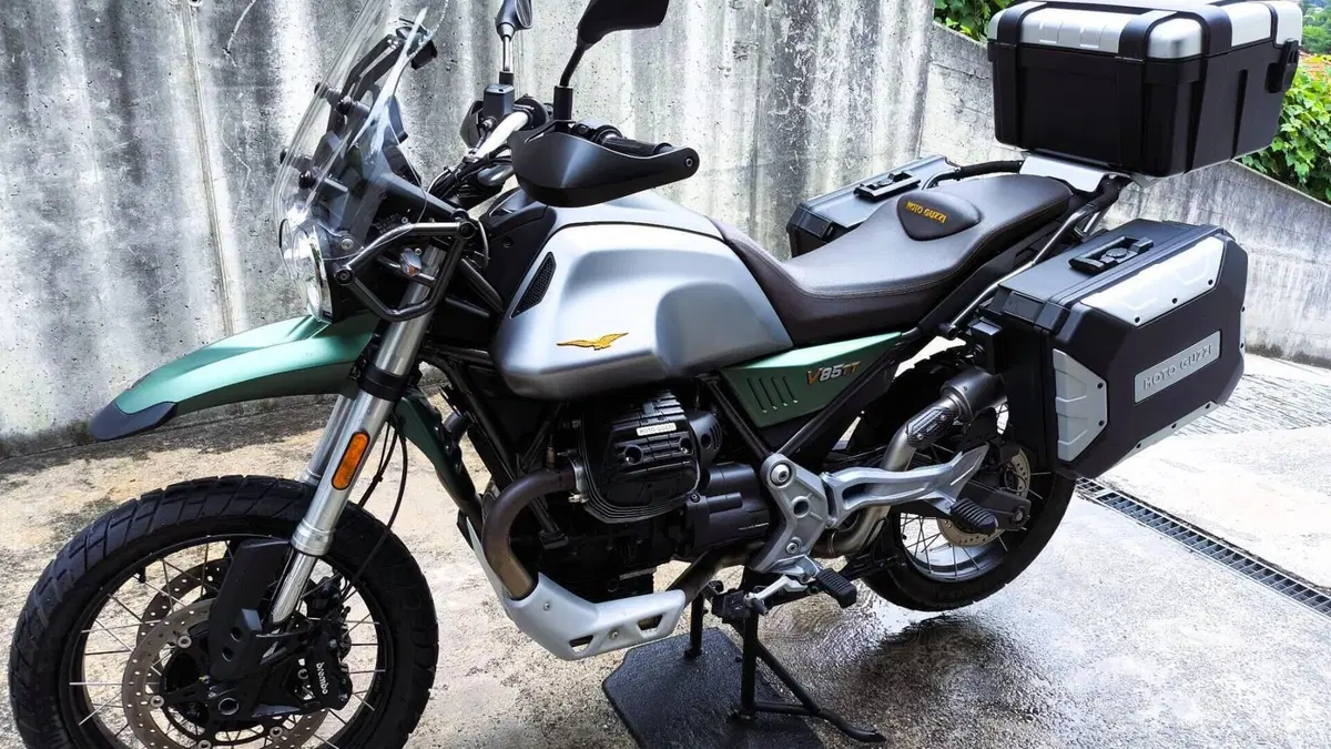 Moto Guzzi V85 TT Centenario (2021 - 22) 