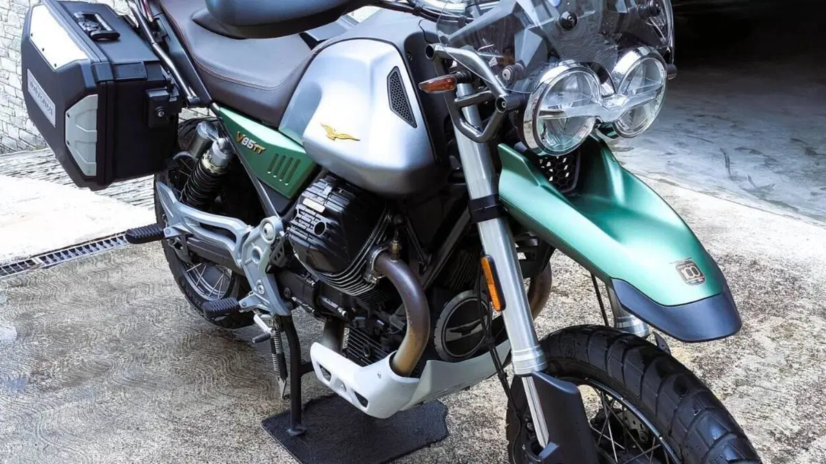 Moto Guzzi V85 TT Centenario (2021 - 22)  (2)