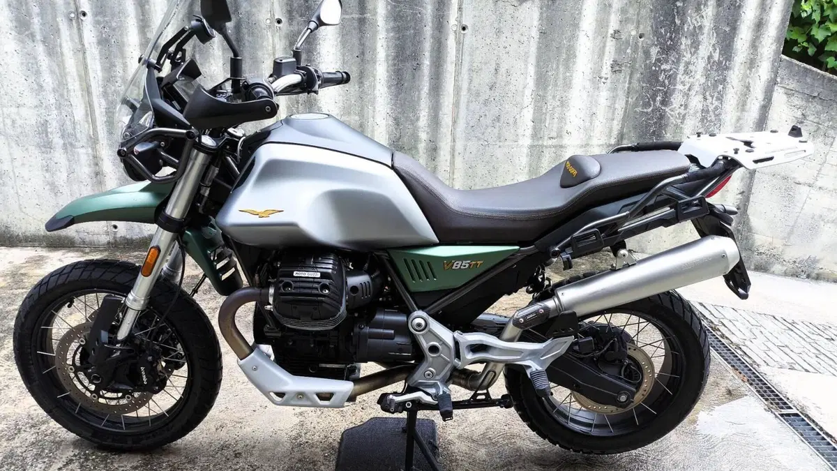 Moto Guzzi V85 TT Centenario (2021 - 22)  (3)