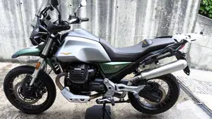 Moto Guzzi V85 TT Centenario (2021 - 22)  (3)