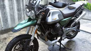 Moto Guzzi V85 TT Centenario (2021 - 22)  (4)