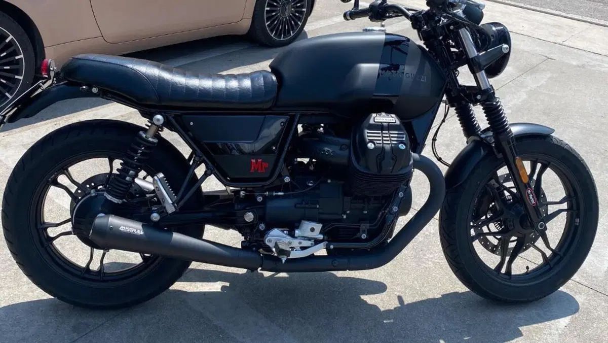 Moto Guzzi V7 III Stone Night Pack (2019 - 20)  (2)