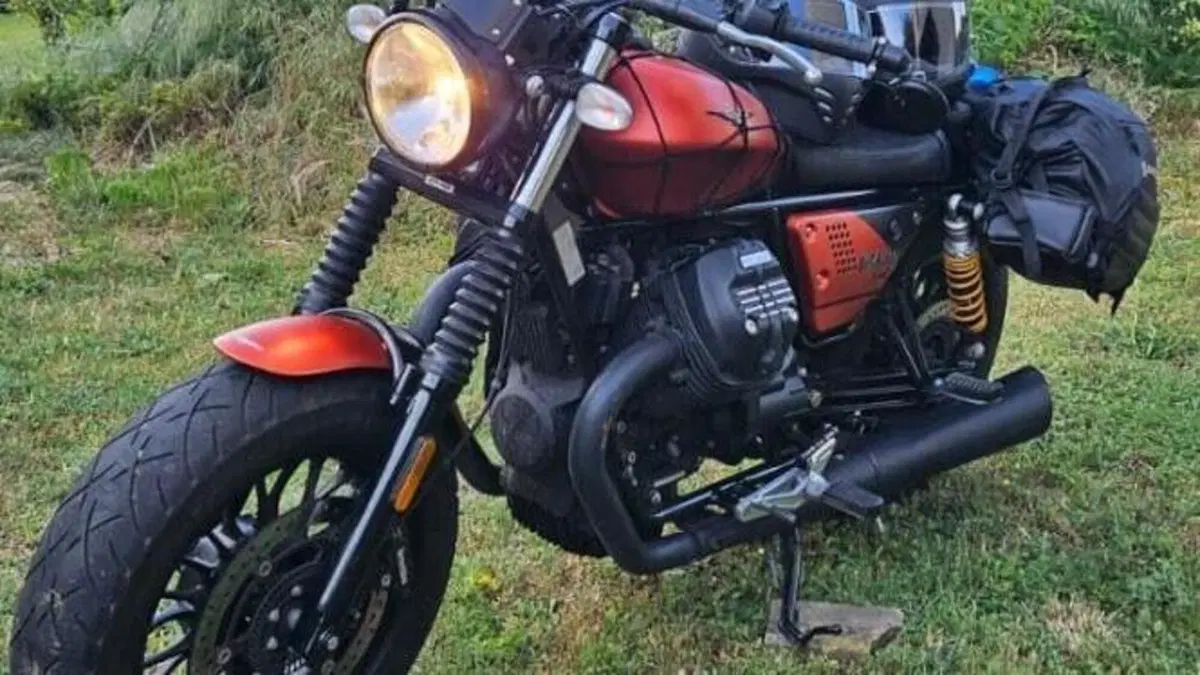 Moto Guzzi V9 Bobber Sport (2019 - 20)  (2)
