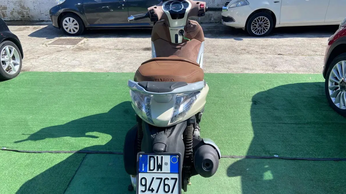 Piaggio Beverly 300 i.e. (2010 - 16)  (5)
