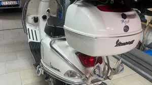 Piaggio Vespa 200 E  (2)