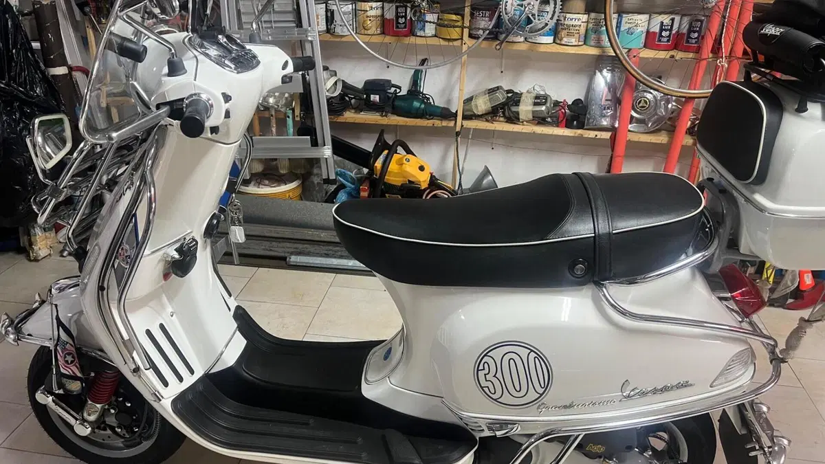 Piaggio Vespa 200 E  (3)