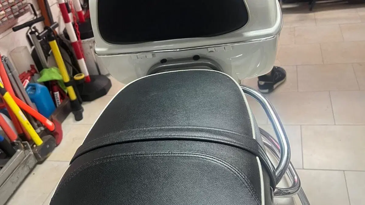 Piaggio Vespa 200 E  (9)