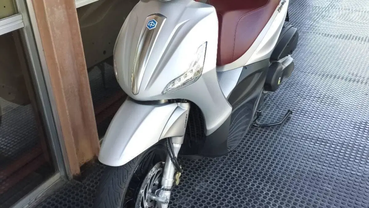Piaggio Beverly 350 SportTouring ie ABS (2011 - 17)  (2)