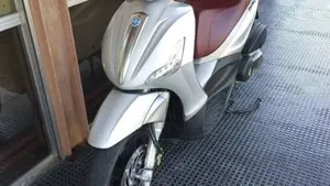 Piaggio Beverly 350 SportTouring ie ABS (2011 - 17)  (2)