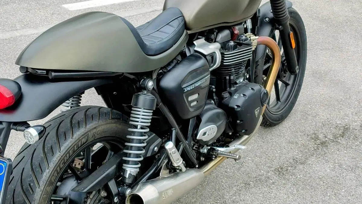 Triumph Speed Twin 900 Chrome Edition (2023)  (2)